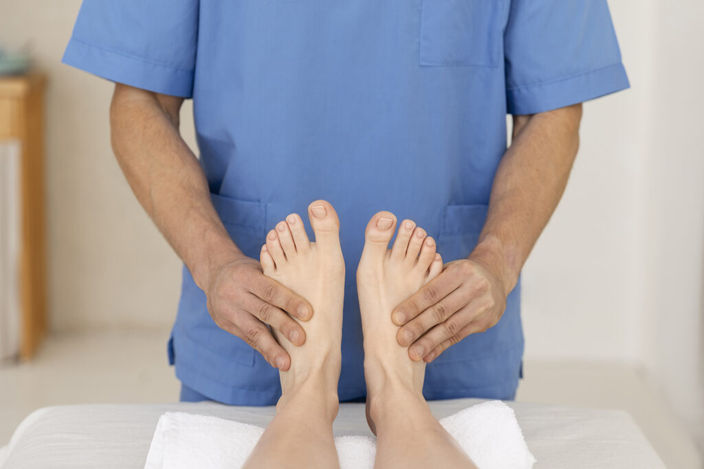 Especialista en Tobillo y Pie: Cuándo Consultar y Qué Tratamientos Existen nurse with patient osteopathy session