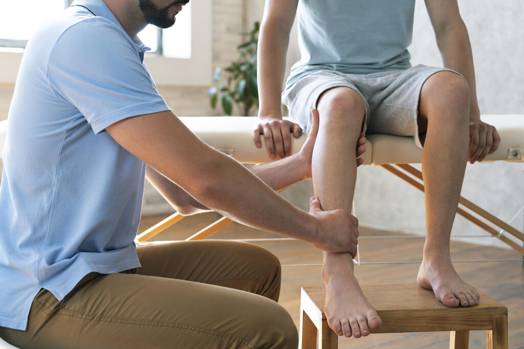 Tratamiento del Esguince de Tobillo: Recuperación, Tiempos y Cuidados Clave patient doing physiotherapy close up